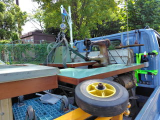 工業用ミシンと作業台の回収